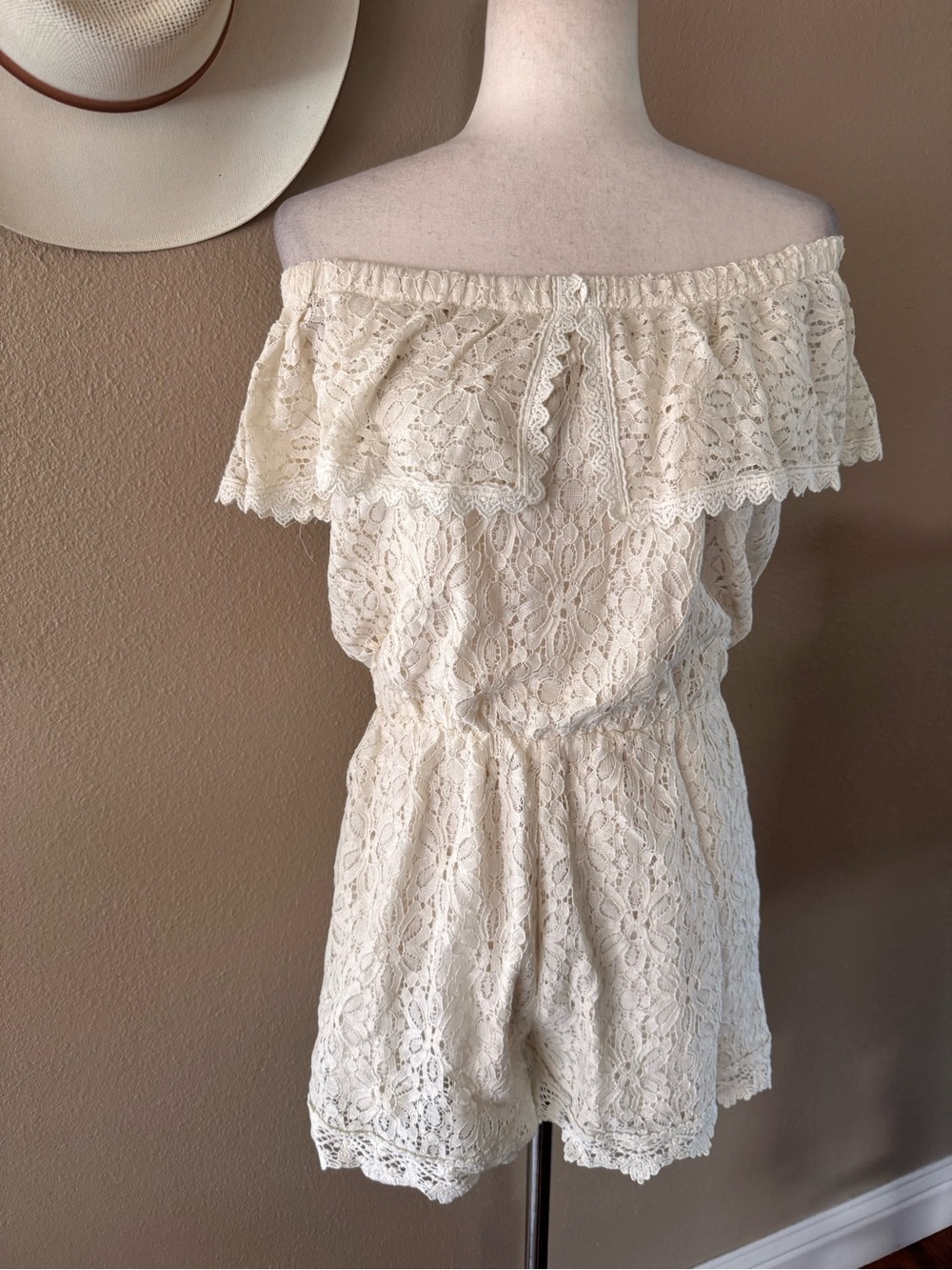 Ark & Co Off-Shoulder Lace Romper in Cream - Picture 5 of 6